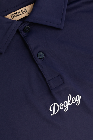 Dogleg Tailored Polo Links Edition — Navy, détail col et broderie