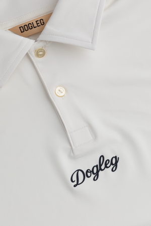 Dogleg Tailored Polo Links Edition — Blanc, détail col et broderie
