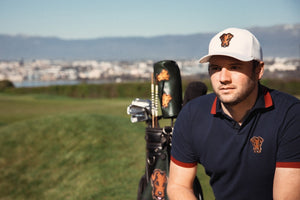 Casquette Baseball Dogleg — Blanc, en situation sur le parcours
