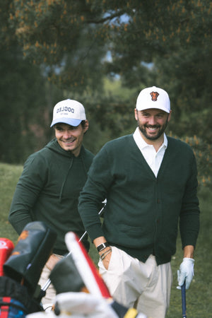 Casquette Baseball Dogleg — Blanc, en situation sur le parcours