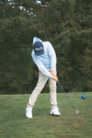 Casquette Performance Dogleg — Bleu ciel, en situation sur le parcours