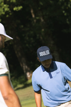 Casquette Performance Dogleg — Bleu ciel, en situation sur le parcours