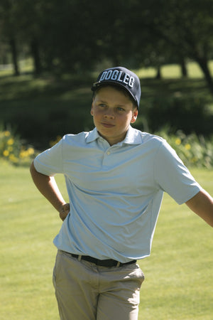 Casquette Performance Dogleg — Bleu ciel, en situation sur le parcours