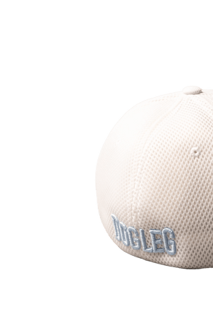 Casquette de golf Dogleg baseball blanche et bleu, détail broderie — golf Suisse