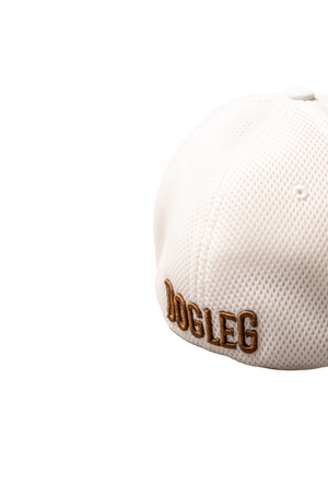 Casquette de golf Dogleg baseball blanche, détail broderie fox terrier — golf Suisse