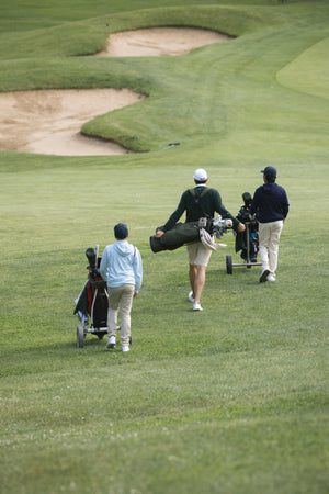 Clubhouse Hoodie Enfant Dogleg — Bleu ciel, en situation sur le parcours