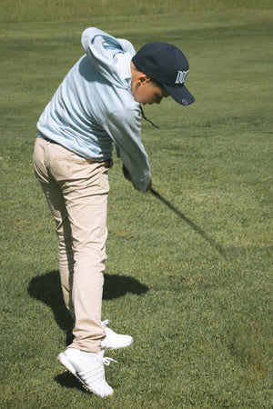 Clubhouse Hoodie Enfant Dogleg — Bleu ciel, en situation sur le parcours