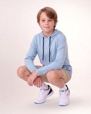 Hoodie Clubhouse enfant, bleu ciel, porté accroupi de face
