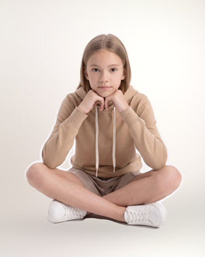 Hoodie Clubhouse enfant, beige, porté assise de face