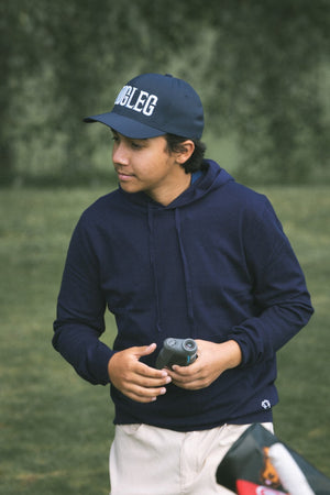 Clubhouse Hoodie Homme Dogleg — Bleu marine, en situation sur le parcours