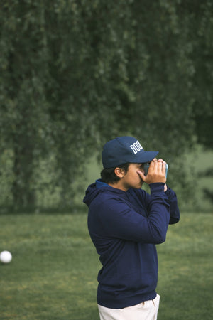 Clubhouse Hoodie Homme Dogleg — Bleu marine, en situation sur le parcours