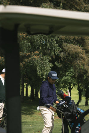 Clubhouse Hoodie Homme Dogleg — Bleu marine, en situation sur le parcours