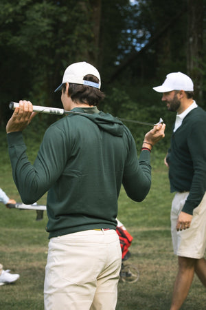 Clubhouse Hoodie Homme Dogleg — Vert, en situation sur le parcours