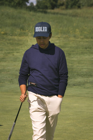Clubhouse Hoodie Homme Dogleg — Bleu marine, en situation sur le parcours