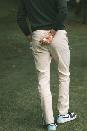 Featherweight Pantalon Homme Dogleg — Beige, en situation sur le parcours