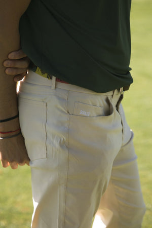 Featherweight Pantalon Homme Dogleg — Beige, en situation sur le parcours