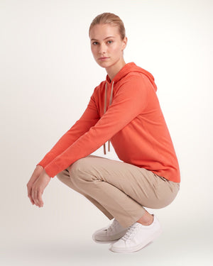 Pantalon Featherweight femme, beige, porté accroupie de profil