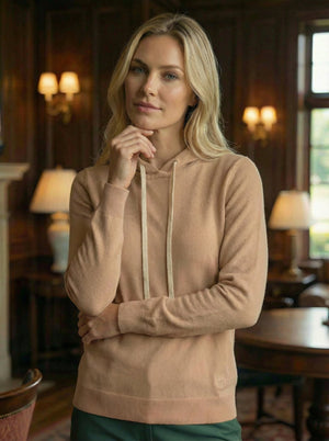 Hoodie Dogleg Clubhouse femme beige porté par une golfeuse — hoodie cachemire, golf Suisse