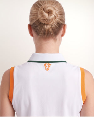 Polo Performance femme, blanc à empiècements orange, nuque et emmanchures en détail