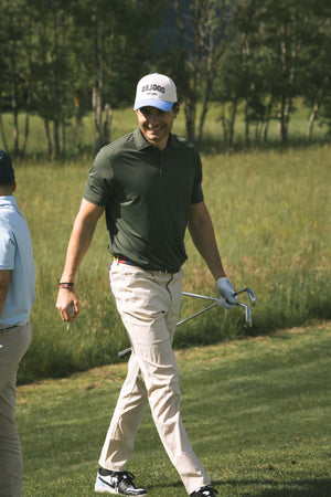 Tailored Polo Homme Dogleg — Vert, en situation sur le parcours