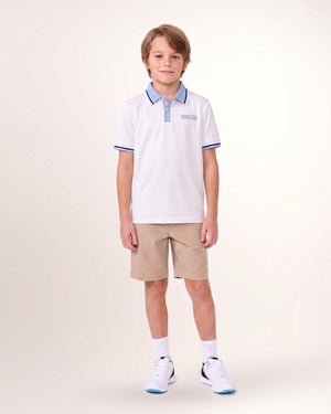 Polo Tour garçon, blanc à col bleu, porté de face