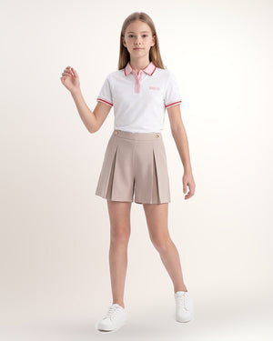 Polo Tour fille, blanc à col rose, porté de face