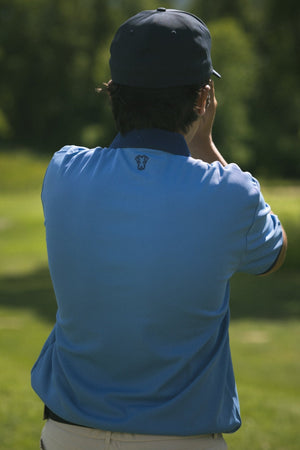 Tour Polo Homme Dogleg — Bleu, en situation sur le parcours