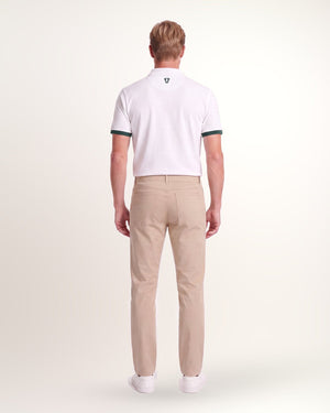 Polo Tour homme, blanc à col vert, porté de dos