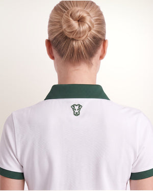 Polo Tour femme, blanc à col vert, nuque en détail