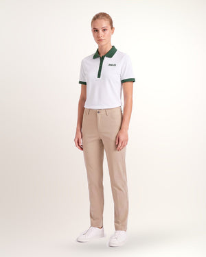 Polo Tour femme, blanc à col vert, porté de face