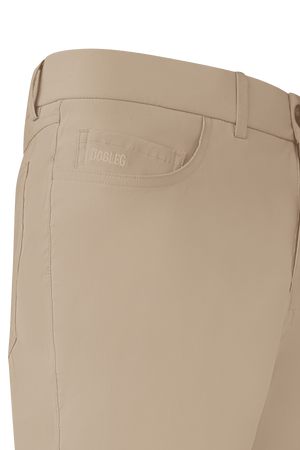 Pantalon de golf Dogleg Featherweight homme porté par un golfeur — léger respirant, golf Suisse