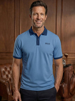 Polo de golf Dogleg Tour bleu porté par un golfeur — polo léger respirant, golf Suisse