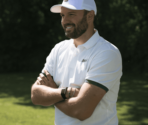 Polo de golf Dogleg Tour homme blanc et vert porté — golf Suisse