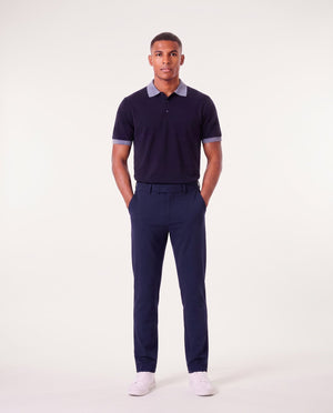 Polo Lady cachemire homme, bleu marine à col bleu ciel, porté de face