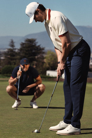 Stella Polo Homme Dogleg — Bleu / Crème, en situation sur le parcours