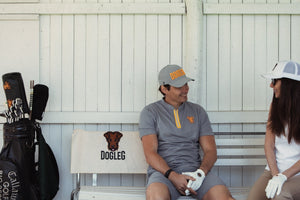 Work Hard Polo Homme Dogleg — Gris, en situation sur le parcours