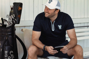 Work Hard Polo Homme Dogleg — Bleu, en situation sur le parcours
