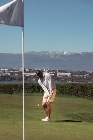 Work Hard Short Homme Dogleg — Beige, en situation sur le parcours